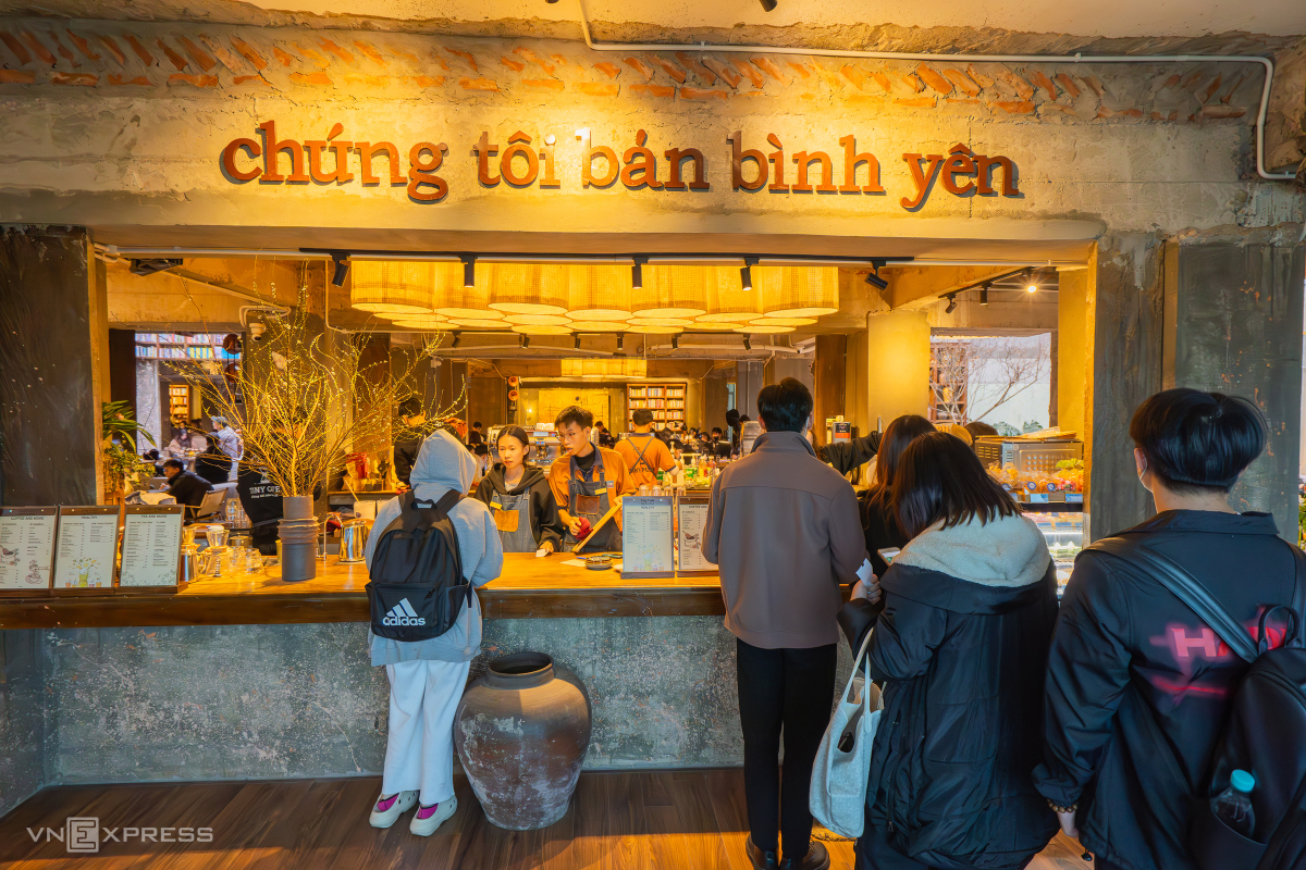Quán cà phê trang trí ba tấn sách ở Hà Nội